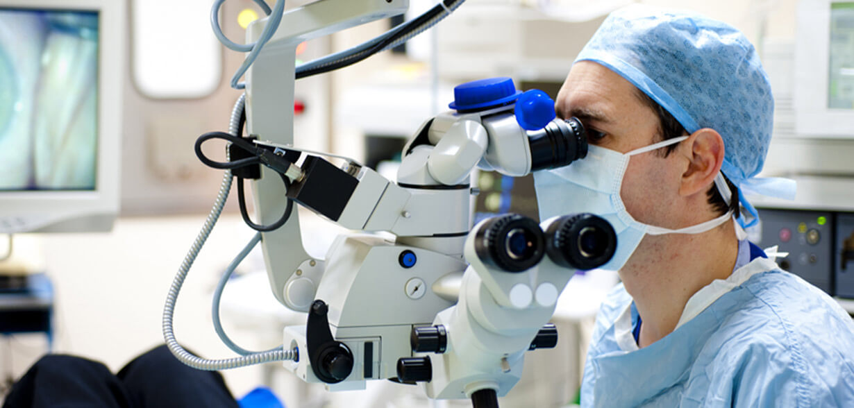 Imagen de un cirujano oftalmológico que está llevando a cabo una cirugía de cataratas.